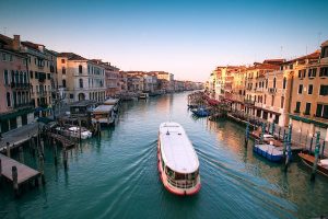Read more about the article How to get around Venice: from gondolas to vaporettos