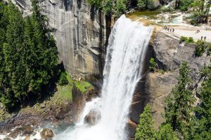 Read more about the article Yosemite temporarily closes due to flooding