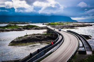 Read more about the article 5 of the best road trips in Norway: drive mountain passes and coastal routes