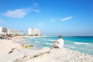 Read more about the article The best time to visit Cancún: beach parties vs budget seasons